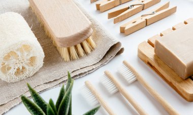 Çevre dostu ev aksesuarları düz beyaz arka planda kare kompozisyonda düzenlenmiştir. Sıfır atık basit yaratıcı konsept. Moda eko şeyler izometrik görünüm.