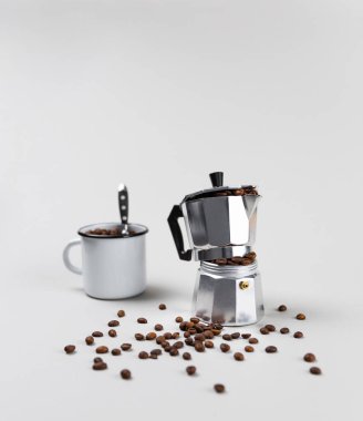 Moka üreticisi ağzından bakla ıslanmıyor. Yaratıcı kahve tarifi konsepti. Mesaj için dikey oda. Soyut gri arkaplan izole edildi.
