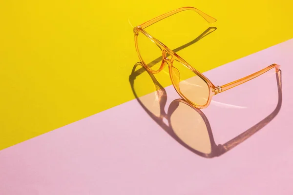 Gafas Sol Transparentes Gran Tamaño Amarillas Sobre Fondo Diagonal Rosa — Foto de Stock