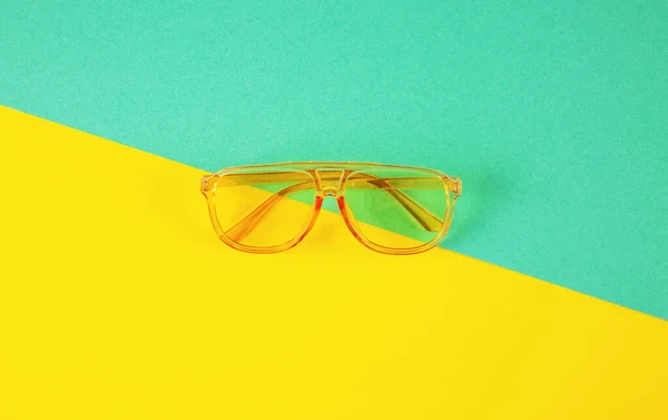 Lunettes Soleil Jaunes Fahionable Sur Fond Papier Couleur Abstraite Minimal — Photo