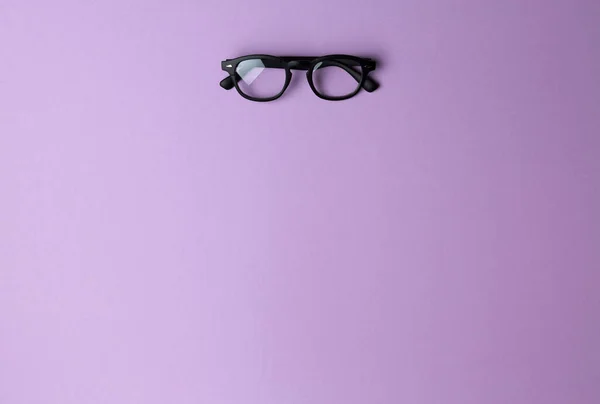 Une Paire Lunettes Optiques Noires Hipster Sur Fond Violet Place — Photo