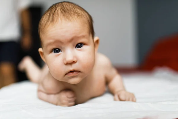 Detailní Upřímný Portrét Malého Miminka Ležícího Doma Posteli Dívajícího Kamery — Stock fotografie