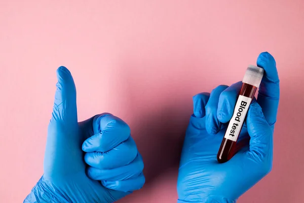 Χέρια Μπλε Λαστιχένια Γάντια Που Κρατούν Δοκιμαστικό Σωλήνα Δείγμα Αίματος — Φωτογραφία Αρχείου