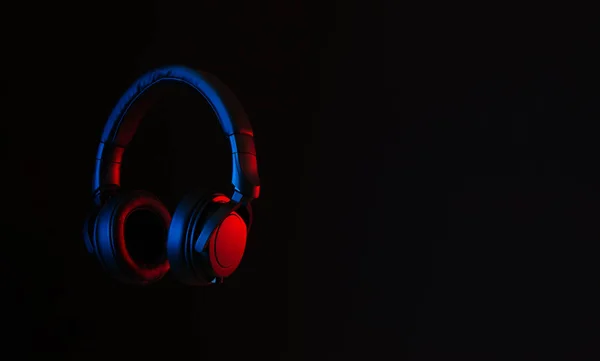 Kırmızı Mavi Neon Işıklı Siyah Kulaklıklar Özet Asgari Arkaplan Boşluğu — Stok fotoğraf