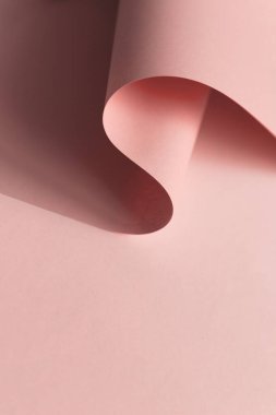 Açık yeşil kağıdın doğal sarı düz arkaplan üzerindeki soyut tasarımı. Moda trend neo nane rengi rulosu.