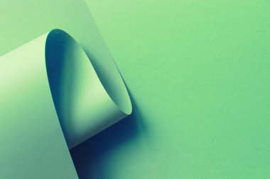Neon renkleri kağıt kıvrımlı soyut geometrik güzellik arka planı. Yaratıcı şekiller moda kavramını şekillendirir. Açık yeşil, neo nane, pastel. 