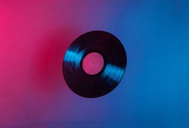 LP plak plağı mavi ve kırmızı neon ışıklı. Mesaj için yer var. Klasik müzik fütüristik kavramı.