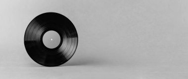 Siyah LP plaklar soyut gri arkaplanda izole edilmiş. Mesaj için geniş bir alan. Müzik flaması şablonu.