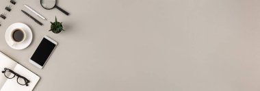 Modern gri ofis masası geniş fotokopi alanı ile yatıyordu. Uzayı kopyala Asgari soyut arkaplan.