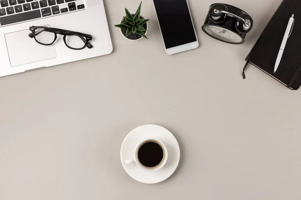 Kopje Koffie Geïsoleerd Van Kantoorbenodigdheden Abstracte Grijze Bureau Plat Lag — Stockfoto