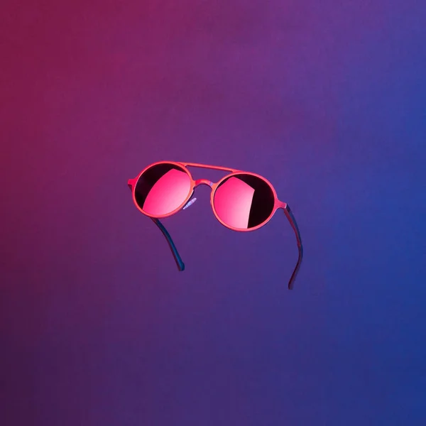 Ein Paar Stylische Runde Schwarze Vintage Sonnenbrillen Mit Neonlicht Auf — Stockfoto