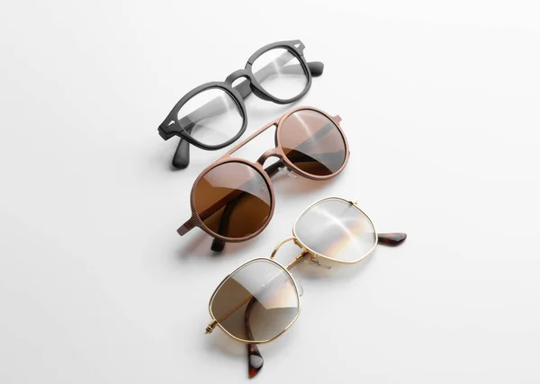 Trzy Pary Męskich Okularów Okularów Przeciwsłonecznych Odbiciem Cieniem Białe Tło — Zdjęcie stockowe