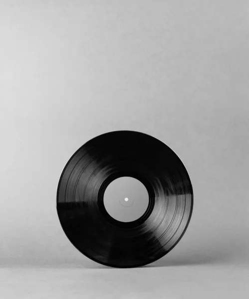 在抽象的灰色背景下隔离的黑色黑胶唱片 文字的字数空间 音频专辑单色概念 — 图库照片