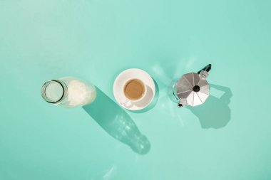 Naneli sütlü kahve makinesi ve pastel nane arkaplan görünümlü fotokopi alanı olan kahve.