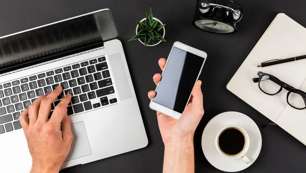 Bovenaanzicht Van Handen Die Tegelijkertijd Laptop Smartphone Gebruiken Zwarte Bureau — Stockfoto