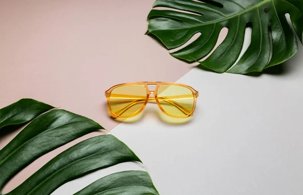 Διαφανές Θηλυκό Κίτρινο Μοντέρνα Υπερμεγέθη Γυαλιά Ηλίου Αφηρημένο Φόντο Φύλλα — Φωτογραφία Αρχείου