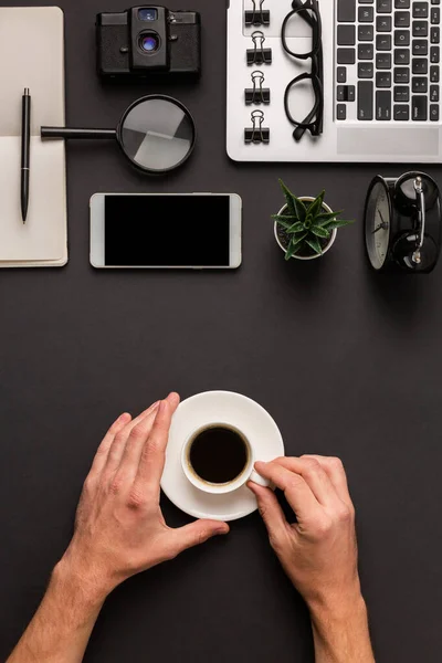 Bovenaanzicht Van Mannelijke Handen Met Witte Espressobeker Abstracte Bureauachtergrond Koffie — Stockfoto