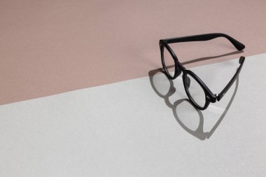 Soyut köşegen arkaplan üzerinde modern siyah çerçeveli unisex gözlük ve metin için yer var