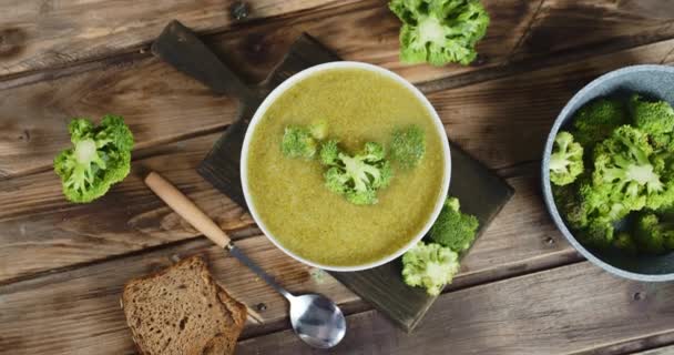 Soup made from fresh broccoli to the bowl. — Stock Footage Soup made from fresh broccoli to the bowl. Royalty Free Stock Video