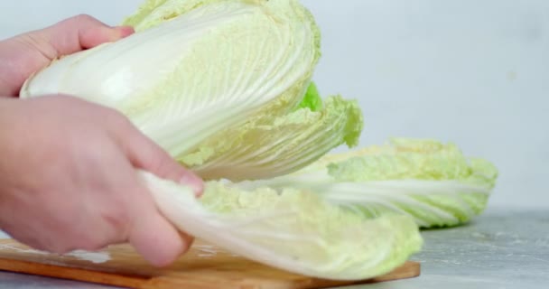 Hands man tear off the cabbage leaves on a cutting Board. — Stock Footage Hands man tear off the cabbage leaves on a cutting Board. Stock Footage