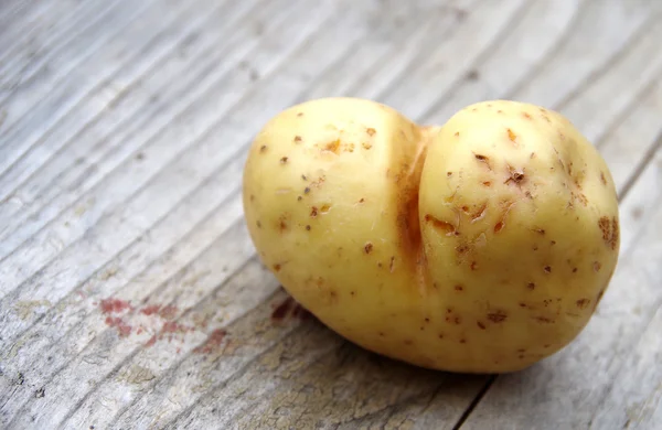 Potatoes in the shape of heart — Stock Photo, Image