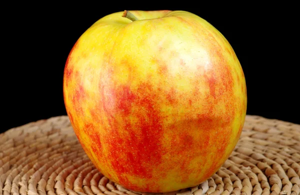 Велике яблуко на столі — стокове фото