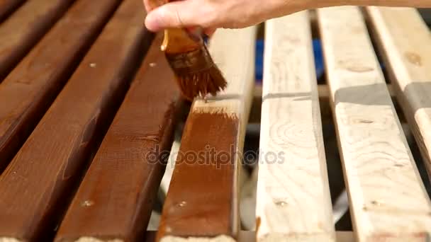 Schilderij hout met borstel — Stockvideo