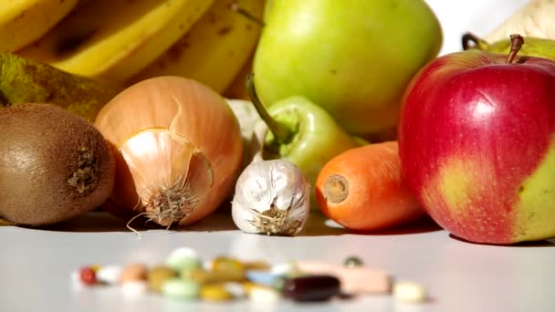Gyümölcs, zöldség, vagy a gyógyszerek ? — Stock videók