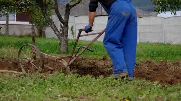 Guincho elétrico e arado de mão para arar — Vídeo de Stock