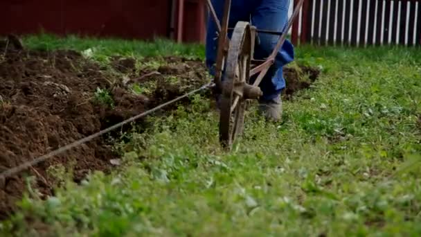 Elektrikli vinç ve çiftçilik için el pulluk — Stok video