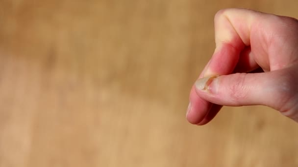 Unghie danneggiate sulla mano femminile — Video Stock