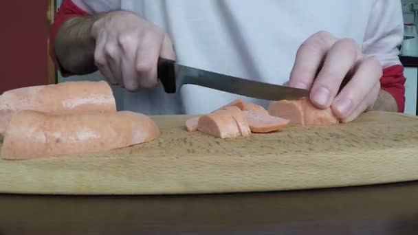 Homem corta a salsicha — Vídeo de Stock