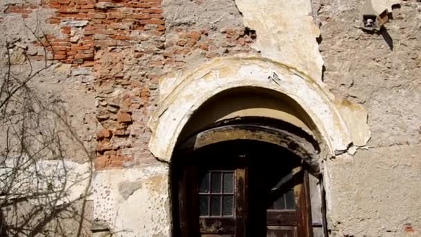 Стара будівля руйнується — стокове відео
