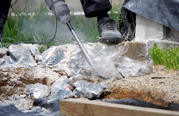 Werken met jackhammer Rechtenvrije Stockfoto's