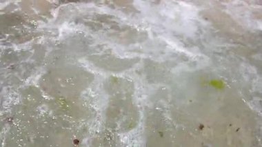 Yaz aylarında dalgalar deniz