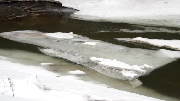 Zamrzlá řeka v zimě — Stock video