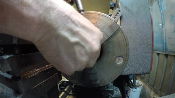 Робота на токарному верстаті — стокове відео
