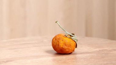 Bir tablo üzerinde kurumuş mandalina