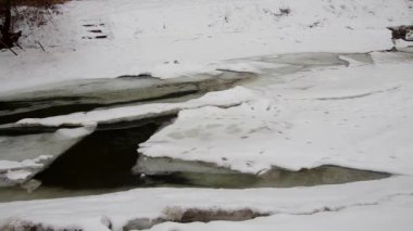 Kışın donmuş nehir