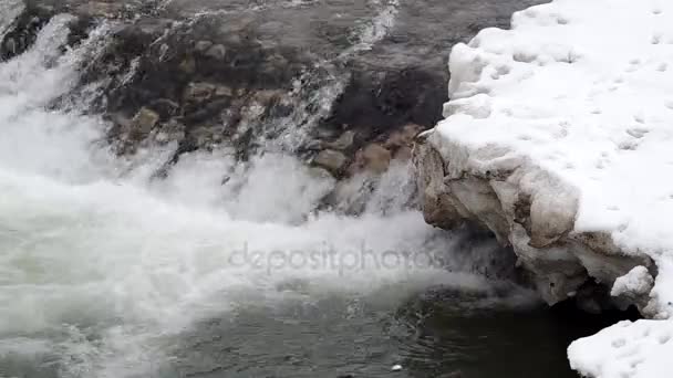 Замерзшая река зимой — стоковое видео