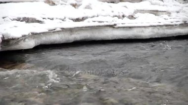 Kışın donmuş nehir