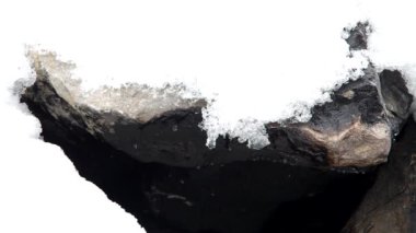 Kayanın üzerinde eriyen kar