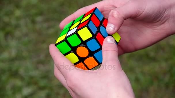 Doblando el cubo de Rubik — Vídeos de Stock