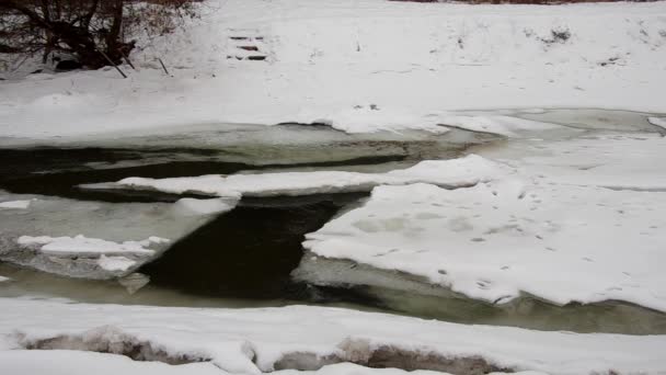 rivière gelée en hiver