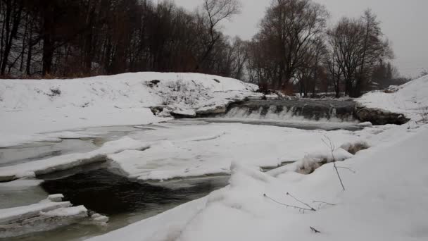 Κατεψυγμένο ποτάμι το χειμώνα — Αρχείο Βίντεο