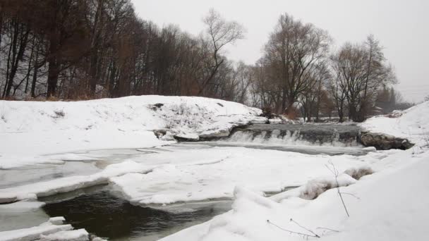 Zugefrorener Fluss im Winter — Stockvideo