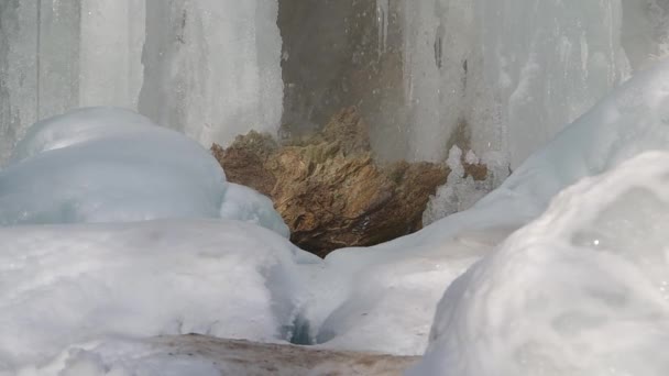 Wasserfall im Nationalpark Slowakischer Karst, im Dorf Haj im Winter — Stockvideo