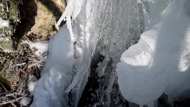 Vattenfallen i nationalparken slovakiska Karst, i byn heter Haj på vintern — Stockvideo