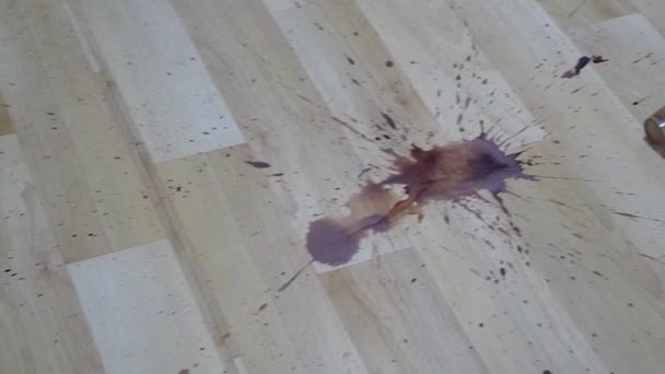 Spillde kaffe på golvet — Stockvideo