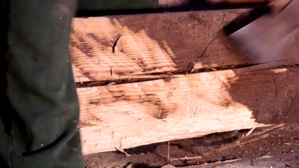 Резка деревянной балки топором — стоковое видео